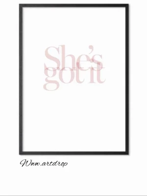 Poster med text She’s got it - Stilren poster med texten 'She’s got it' i ljusrosa och svart, inramad i en tunn svart ram. Perfekt som modern väggdekoration för att ge rummet en personlig touch. Tryckt på vitt papper och designad av artdrop.