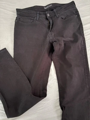 2st för 150kr. Svarta slim jeans Stay Black 33/32 - Svarta stretch jeans i slim fit model, köpta på herr Cubus, knappt använd, ett par är tvättade. Stl 33/32 säljer båda för 150kr 