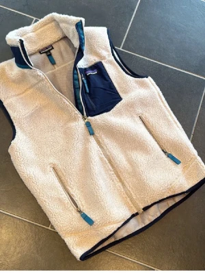 Patagonia väst  - Patagonia väst som är perfekt nu inför våren, storlek S, skriv vid minsta lilla fundering!