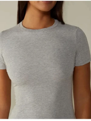 Grå t-shirt från Intimissimi - En enkel och stilren ljusgrå t-shirt med rund hals och korta ärmar. Tillverkad i mjuk bomull som känns skön mot huden. Perfekt att matcha med jeans eller shorts för en clean look. aldrig använt