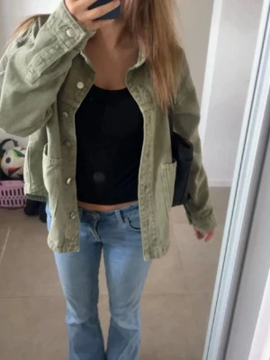 Ljusblå bootcut jeans - Säljer ett par ljusblå bootcut jeans med klassisk femficksdesign och normal midja. Jeansen har en avslappnad passform över låren och lätt utsvängda ben. Tillverkade i mjuk denim som ger en skön känsla och snygg vintage-look.