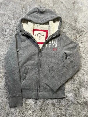 Hollister hoodie  - Säljer denna sällsynta och mycket eftertraktade Hollister hoodie | Storlek S | Skick 9/10 | Vid eventuella frågor hör gärna av dig och erbjuder bra pris vid köp av bundle 😁✅