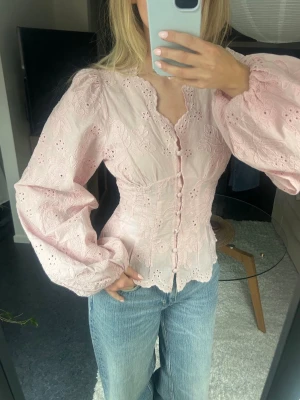 Rosa blus - Säljer denna populära blus från Gina Tricot som är slutsåld 💕 Helt oanvänd med prislappen kvar