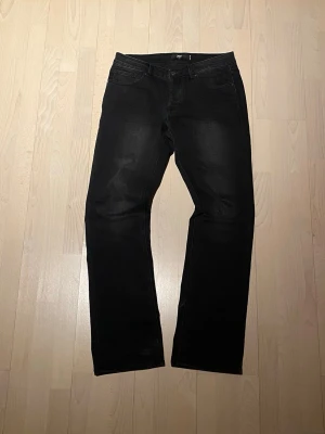 Bootcut Jeans  - Tjena! Säljer nu dessa sjukt snygga Boocut Jeans från BlackPremium. Storlek 32/34 och i nyskick! Priset är ej hugget i sten så hör av dig vid minsta fundering:) 