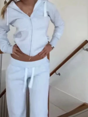 Russemerch hoodie  - Säljer en grå russemerch hoodie. Passar mig som brukar ha xs/s 