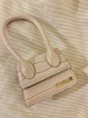 Jacquemus väska - En bokstav på väskan är lite rostig, men i övrigt är den i fint skick!