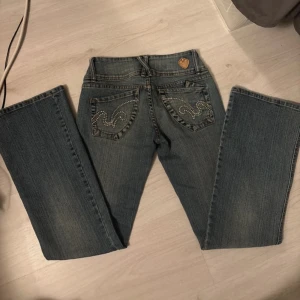 Low waist bootcut jeans  - Säljer pga att de är för korta på mig. I väldigt bra skick. De är storlek 8 vilket motsvarar 36 och S. Midjemåttet rakt över är 37 cm och runt om 74 cm. Innerbenslängden är ungefär 76 cm.