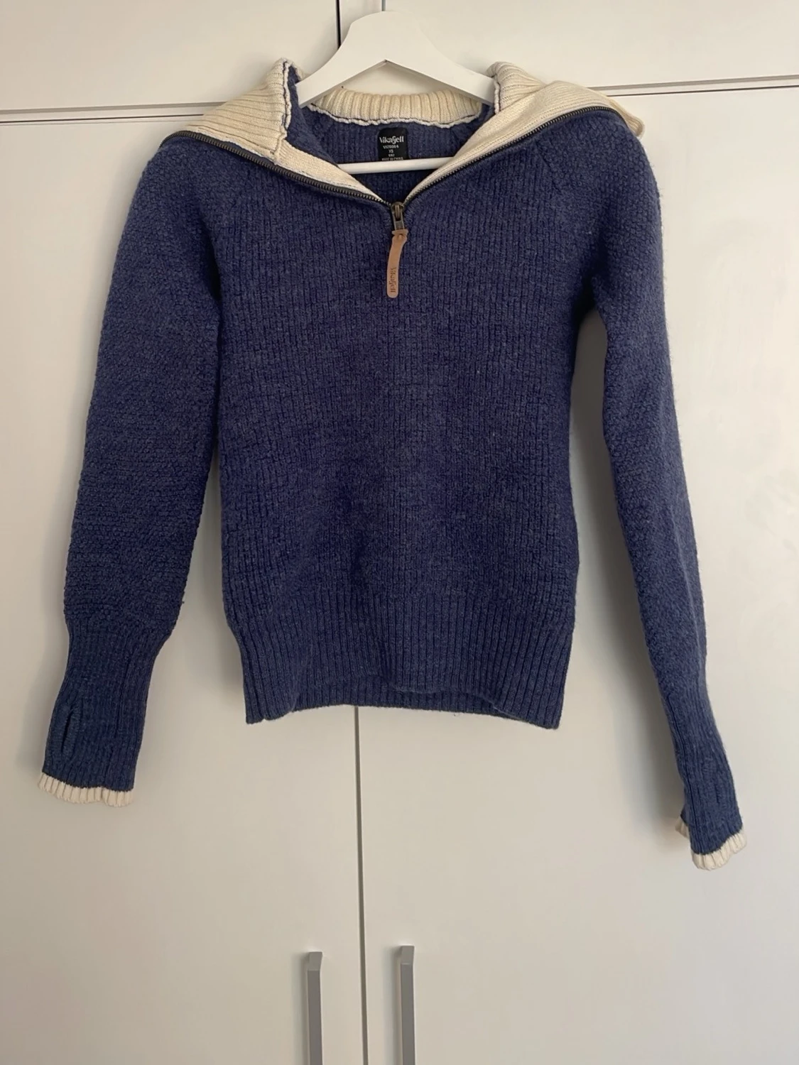 Blå stickad tröja med dragkedja