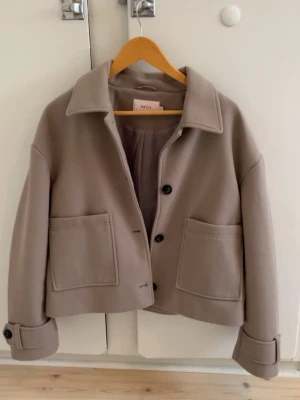 Beige jacka från Nelly med stora fickor - Beige jacka från Nelly i storlek S för 200kr🥰