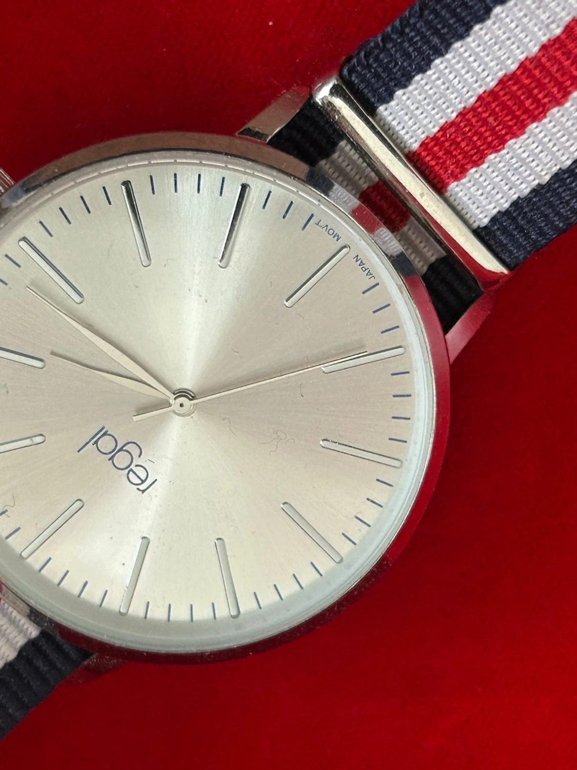 Regal klocka med randigt tygarmband - 1