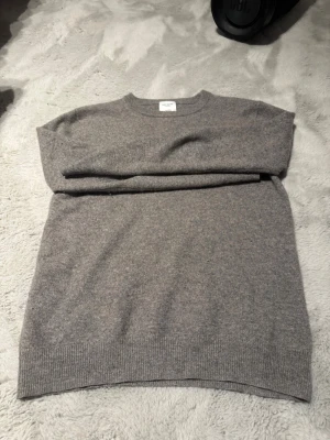 Grå Brun cashmere-tröja John Henric - Mjuk och stilren grå stickad tröja från John Henric i 100% cashmere. Tröjan har rund halsringning, ribbade muddar och en klassisk rak passform. Perfekt för dig som gillar minimalistisk och tidlös stil.🔥