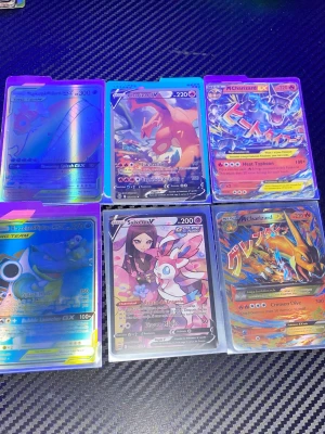 Pokémonkort Charizard, Blastoise, Sylveon - Ni kan lägga på ett kort och säljer inte för hundra men kom med pris. Säljer ett set med sex Pokémonkort i plastfickor, inklusive Charizard V, M Charizard EX, Blastoise & Piplup GX och Sylveon V. Korten har färgstarka illustrationer och holografiska effekter. Perfekt för samlare eller Pokémonfans som vill utöka sin samling.