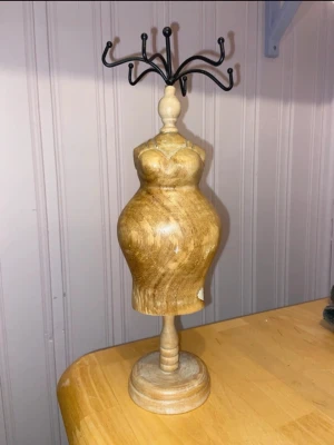 Smyckeshängare  - Fin hängare i trä                                                             ( har en liten byrå med spegel som matchar ihop lite upplagd också!)  