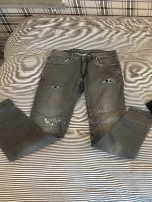 Easy Wear slim fit jeans - Använda men i bra och fullt användbart skick. Sitter skönt, ser snygga ut och är redo för en ny ägare. Kommer från ett rökfritt hem och skickas inom 1 dag.