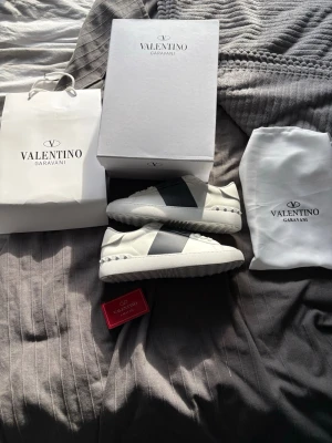Valentino Garavani vita sneakers - Snygga vita sneakers från Valentino Garavani i modellen open. Skorna är i storlek 42 och är riktigt snygga och sköna. Önskas fler bilder så är det bara att hojta till