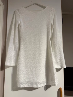 Vit långärmad kortklänning - Vit klänning från shein i storlek xs, aldrig använd, säljer 2st likadana, skulle säga att de passar både xs och s då de e stretchigt material.