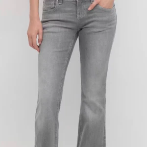 Gråa bootcut Low waist jeans  - Helt nya, ALDRIG använda. Prislappen är kvar.  Köpt i fel storlek. Storlek 34 är 164 och dom sitter verkligen perfekt på mig förutom i midjan då… Orginal pris 550 kronor ❤️