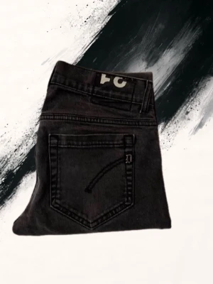 Dondup george - Säljer ett par svarta jeans från Dondup med klassisk femficksdesign och raka ben. Jeansen har en enkel bakficka med diskret D-detalj och är tillverkade i mjuk bomull med lite stretch för extra komfort.