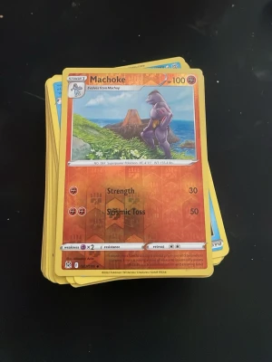 Pokémon kort - Tänkte sälja mina gammla Pokémon kort då ja inte vill slänga dem. Vet inte riktigt om dem är äkta men dem i butiken sa att de va äkta kort. Säljs för en bra peng 