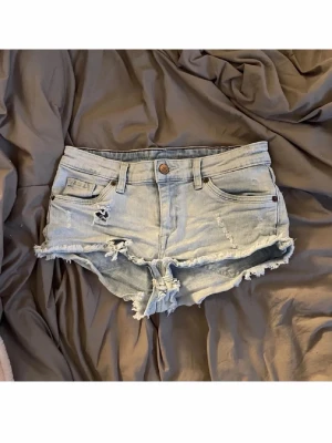 Ljusblå jeansshorts med slitningar - Snygga low waist jeansshorts med slitningar framtill💞