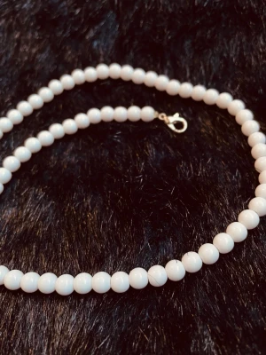 By prisförslag- katt/liten hund Klassiskt vitt pärlhalsband Small - Storlek Small passar katt/liten hund. Snyggt halsband med runda vita pärlor och metallspänne. Pärlorna är jämnstora och ger en tidlös look. Perfekt för dig som gillar stilrena accessoarer med en elegant touch till ditt husdjur.