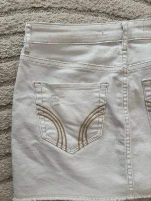 Söt Hollister jeanskjol med knappar - En gullig vit jeanskjol från Hollister. Den är i storlek 0 / w24, lite stor på mig som brukar ha xxs/xs i kjolar. I super bra skick!! 🩷