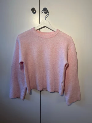 Ljusrosa stickad tröja från Kappahl - Mysig ljusrosa tröja från Kappahl med rund hals och ribbade muddar!💖Söt och skön att bära. 