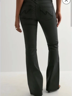 Svarta skinnbyxor från Nelly!! - Säljer ett par svarta skinnbyxor från Nelly i storlek 38💖 säljer dessa då dom kommit till användning 2-3 gånger 💖💖dom har en fin detalj på fickorna!! Pris kan diskuteras 💗💖