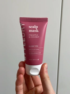 Styledry scalp mask pineapple & coconut - 🧴ger näring och återfuktar hårbotten. 📦 oanvänd/aldrig öppnad och postar inom 1-2 dagar🤩