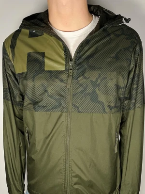 Helly Hansen windbreaker - Säljer en riktigt snygg och unik Helly Hansen windbreaker i fint skick, storlek S, vid frågor är det bara att skriva //Gramenti