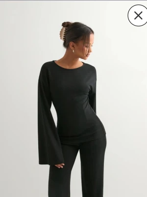 Svart långärmad topp med vida ärmar - Superfin långärmad tröja från Nelly med vida ärmar och mjukt material! Helt ny, endast testad. Köpt för 349kr, lappen finns kvar! Säljer då jag inte hann returnera!