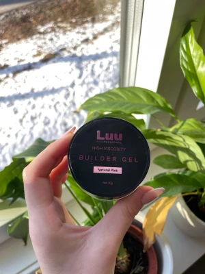 Luu Builder Gel Natural Pink 30g - Bygggele från Luu Professional i färgen Natural Pink. Gelen har hög viskositet och kommer i en rund burk på 30g. Perfekt för att bygga och forma naglar med en naturligt rosa ton. Passar dig som vill ha snygga och hållbara naglar med salongskänsla. Enbart testad säljs pågrund av att jag inte gillar den höga viskositeten 