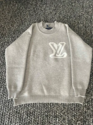 L och V tröja - L V tröja i storlek  XL men passar L mycket bra också. Pris kan diskuteras‼️‼️