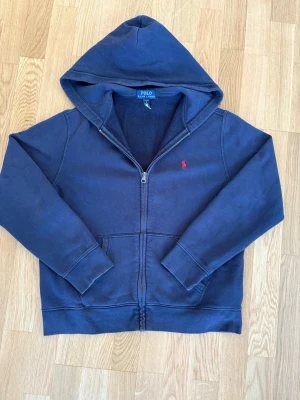 Ralph Lauren zip - Jag säljer en Ralph Lauren zip i storlek 14-16 i bra skick. Svarar alltid snabbt☺️🤝