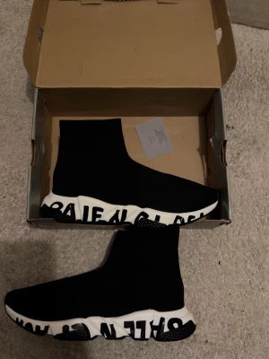 Ciaga Skor - Hej, säljer nu mina helt nya och oanvända Balen ciaga skor då de tyvärr ej passade. De är storlek 45, (Size 12 US size). Är i stort behov utav pengar därför säljs de Endast för 899 :- SEK  Först i kvarn!