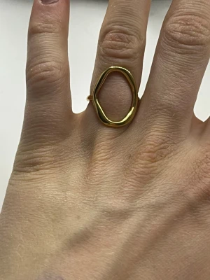 Guld ring - Säljer denna sååå fina guldring i rostfritt stål. Aldrig använd så inga tecken eller liknande.