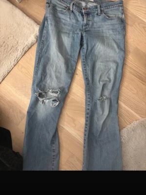 Ljusblå slitna jeans från Mavi - Säljer ett par ljusblå jeans från Mavi som är bootcut och i strl s