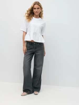 Vit volangtopp  - Säljer en vit topp från GinaTricot med volangdetalj nedtill. Toppen har rund halsringning, korta ärmar och en loose passform. 💗💗