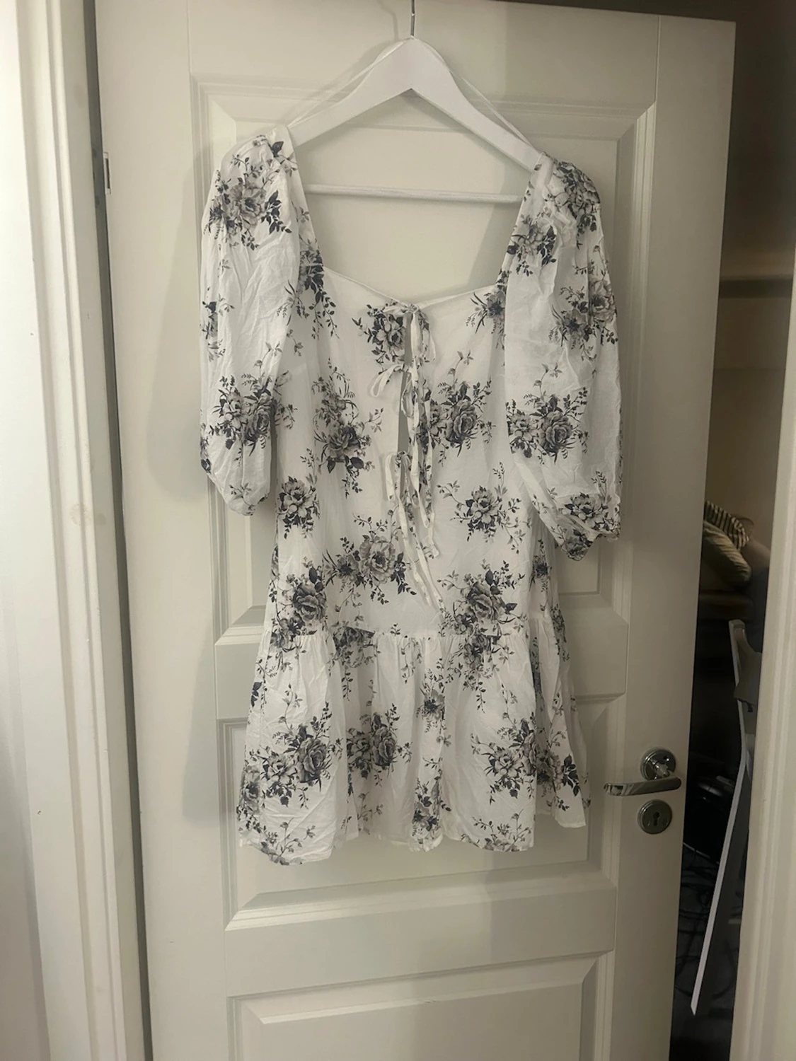 Vit blommig kortklänning med puffärm