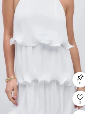 Vit volangklänning - Superfin vit kortklänning med volanger. Helt oanvänd med prislapp kvar. 