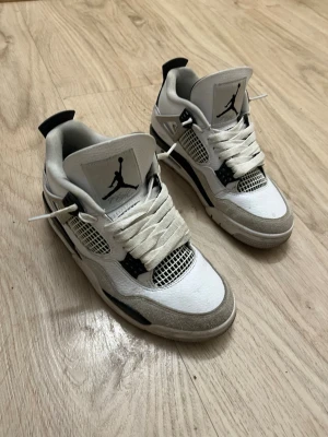 Jordan 4 - Jag säljer ett par Jordan 4 milletary black som jag inte har använt så mycket typ har haft de 10gånger. De är i jätte bra skick. Vrf jag säljer är pga jag inte har de på mig och de är för små.  Priset kan sänkas vid snabb köp.