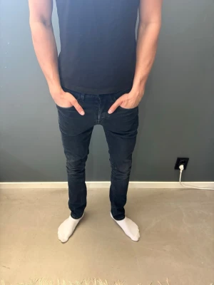 Dondup George 29 - Dondup George jeans i storlek 29. Färg mörkblå