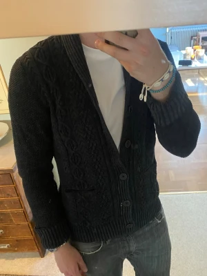Kofta/cardigan  - Cardigan/kofta i stickad material storlek S modellen är ca 182 