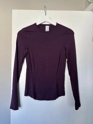 Oner Active Mellow soft top - En långärmad träningströja från Oner Active. Modell: Mellow soft long sleeve top. Färg: Blackberry purple. Storlek: S, känns som XS. Använd 2-3 gånger. Säljer pga fel färg för mig. 