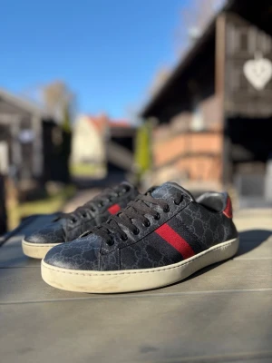 Gucci Ace GG Sneakers - Säljer ett par svarta Gucci sneakers med storlek 43. Haft dom sen Januari 2026 men passar inte min stil. Condition 8/10.