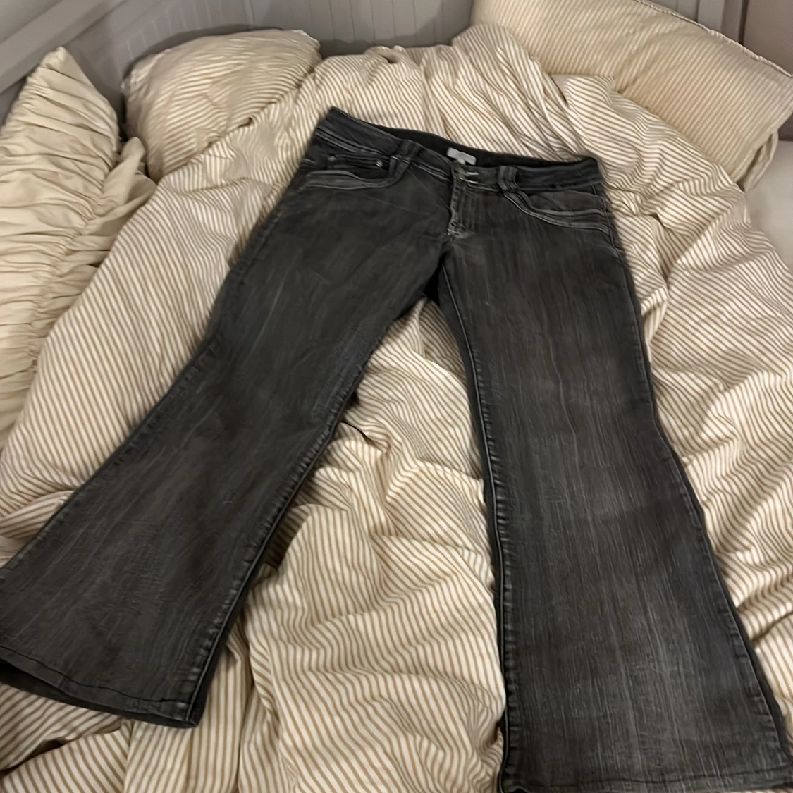 Grå bootcut jeans med slitningar - 1