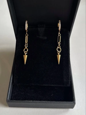 Kedja örhängen  - Örhängena är aldrig använda och 100 % rost- och nickelfria. Hör gärna av dig om du har några frågor ☺️