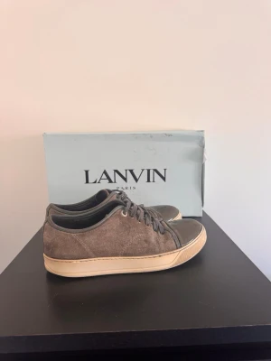 Lanvin cap toe - Säljer dessa feta lanvins i storlek 40. Använda men fortfarande mycket kvar av ge. Låda och skor följer med. Skriv om det minsta lilla 😃