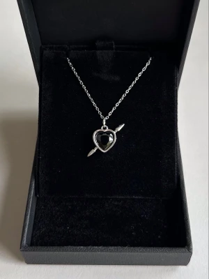 Maria Nilsdotter ”Rebel Love” necklace inspired! - Inspirerat Halsband av Maria Nilsdotter. Halsbandet är 100% rost och nickelfrit och kedjan är 40cm men går att förlänga med ytterligare 5cm. Vid mer frågor är det bara att höra av sig ☺️ 