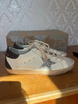 Golden goose sneakers - Helt nya Golden goose skor i kvinnostorlek 39, helt oanvända och ej format efter fot. Perfekt nu till våren! Nypris 4600 vårat pris 2399. Kan gå ner i pris och har ÄKTENHETSKAP som kan visas såklart ✅🧾